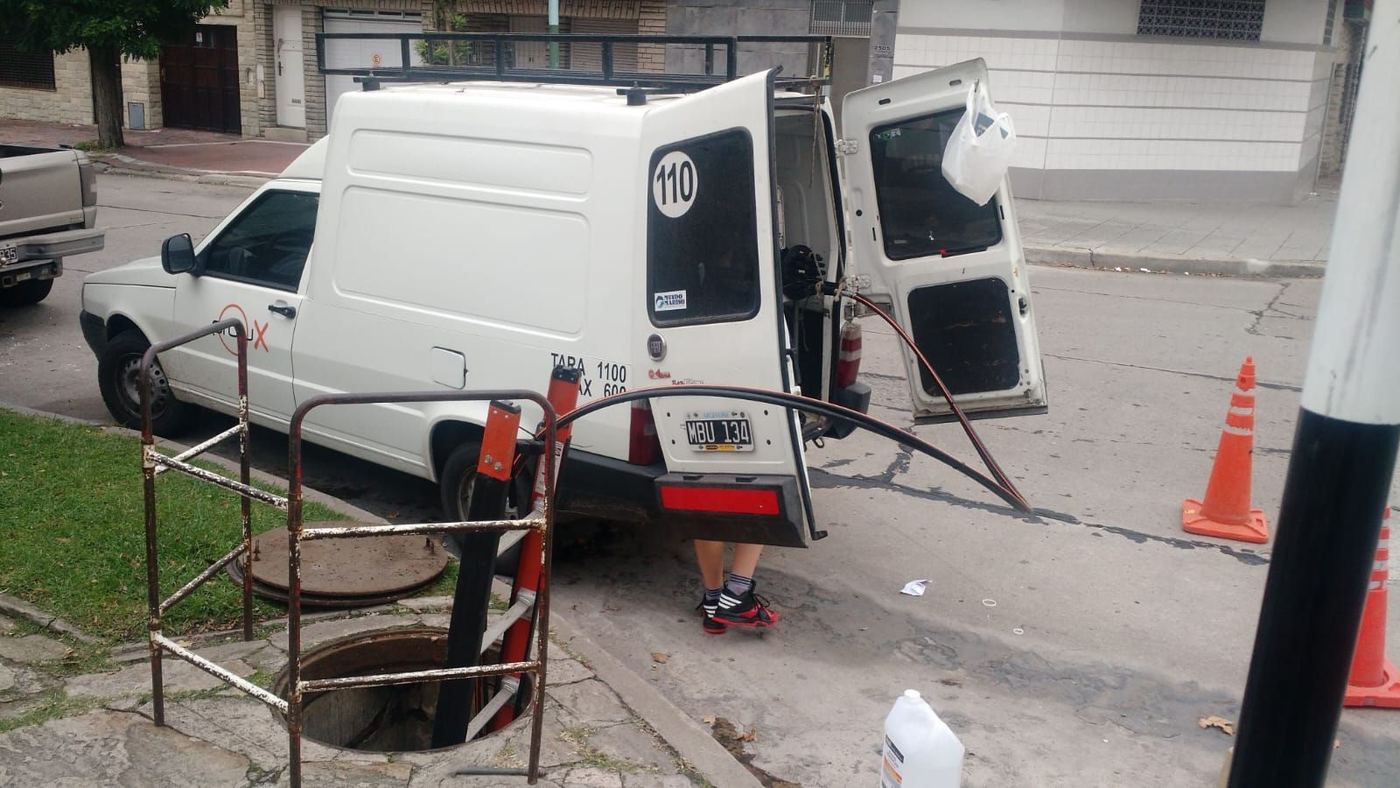 Furgón de Prolux junto a una cámara subterránea abierta durante el tendido de cable