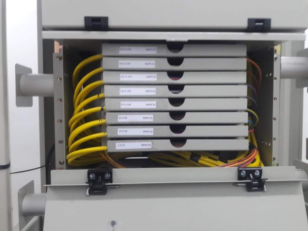 Bandejas de empalme de fibra óptica con cables amarillos