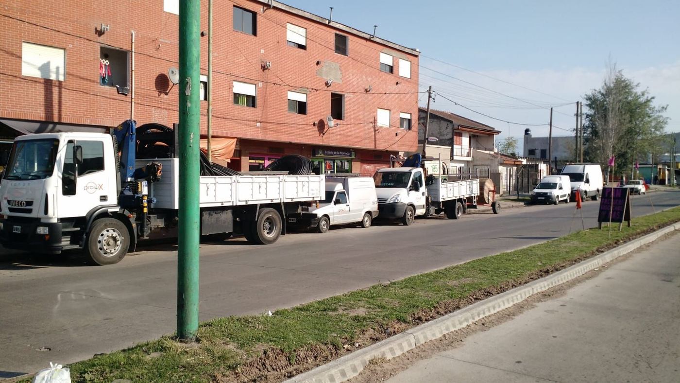 Camiones Iveco con hidrogrúa y furgones de Prolux estacionados en una calle